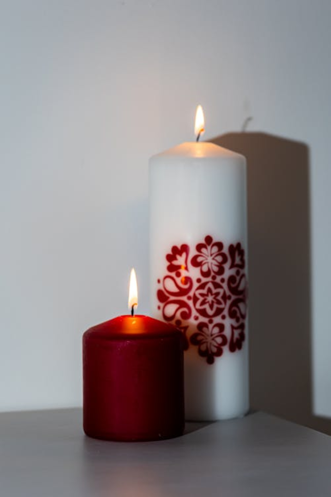 HOME LIGHTS CANDLE WHITE W RED PRINT HL1841